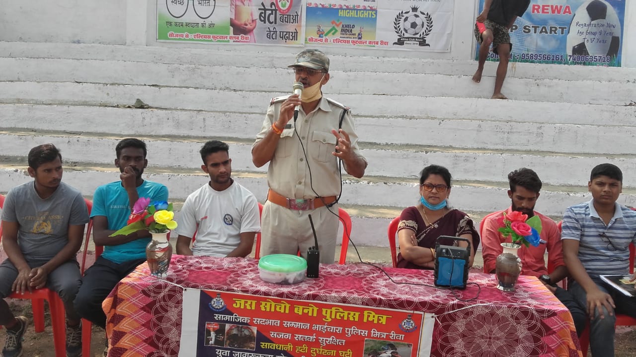 रीवा 23 अक्टूबर 2020 को एलटीएस क्लब और पुलिस मित्र के  संयुक्त तत्वाधान में आयोजित क्रिकेट प्रतियोगिता एनसीसी ग्राउंड कॉलेज चौराहा रीवा में आरोग्य भारती से डॉ सरोज सोनी  एवं एएसआई प्रमोद पांडे , शिवम पटेल ,आशीष सोनी   सहित कई अन्य गणमान्य की उपस्थिति में प्रतियोगिता का शुभारंभ .