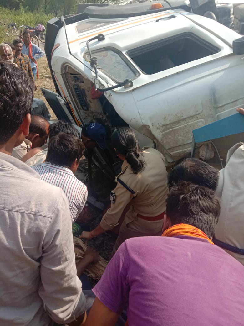 सतना।नादन देहात थाना क्षेत्र में पिपरवा गांव के पास पत्थर से लोड हाइवा पलटा, 5 लोग हाइवा के नीचे दबे