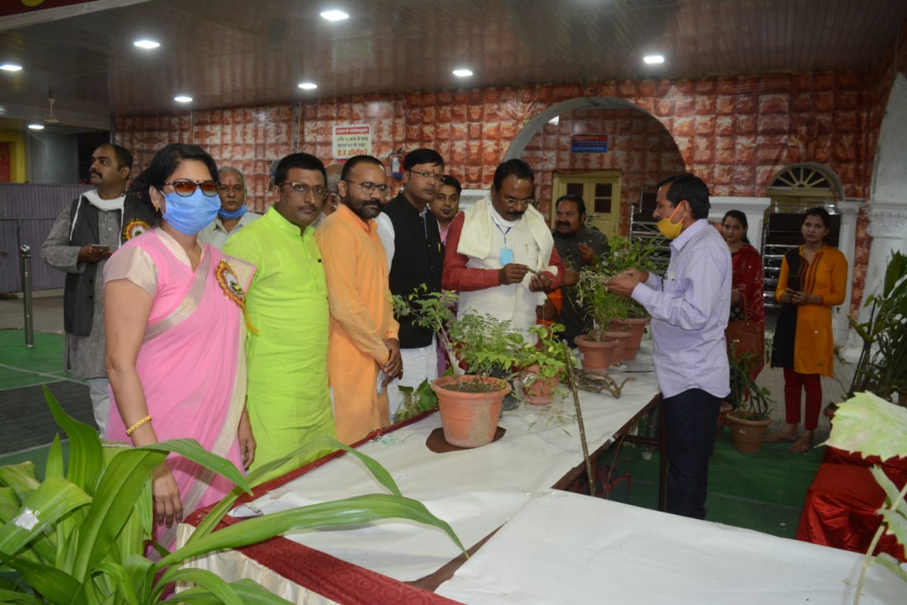 रीवा आरोग्य भारती रीवा द्वारा  औषधीय पौधों की प्रदर्शनी लगाई गई तथा औषधि पौधे भी वितरित किए