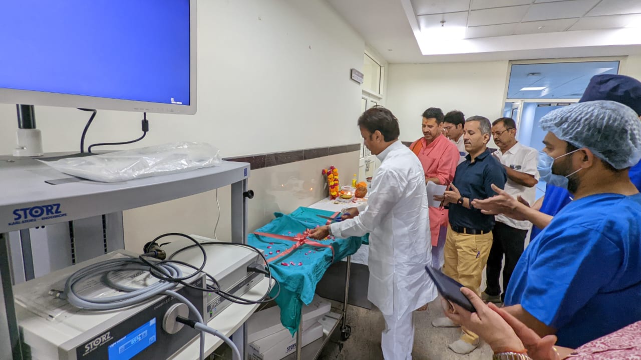 पूर्व मंत्री एवं विधायक श्री शुक्ल ने सुपर स्पेशलिटी अस्पताल में पीईएलडी मशीन का लोकार्पण